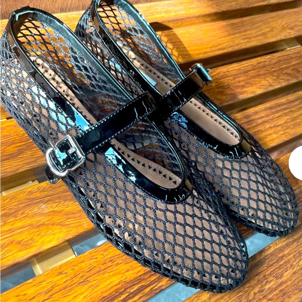 Mesh flat shoes.